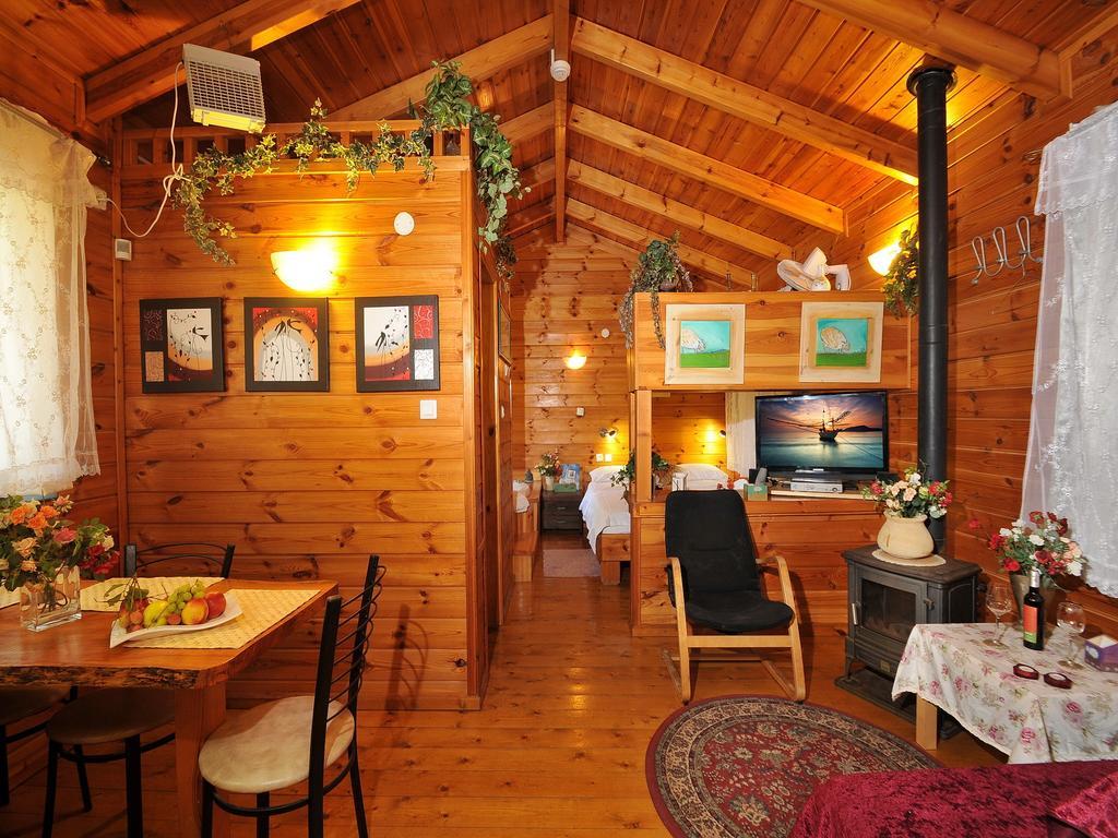 The Galilee Cabin Arbel Room photo