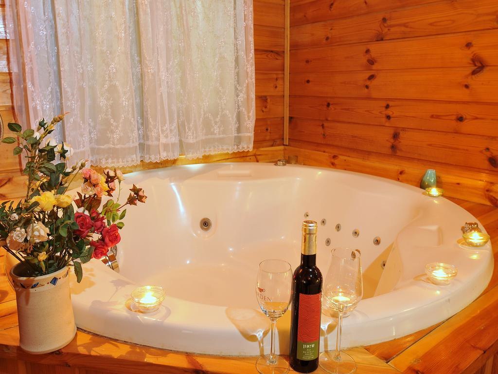 The Galilee Cabin Arbel Room photo