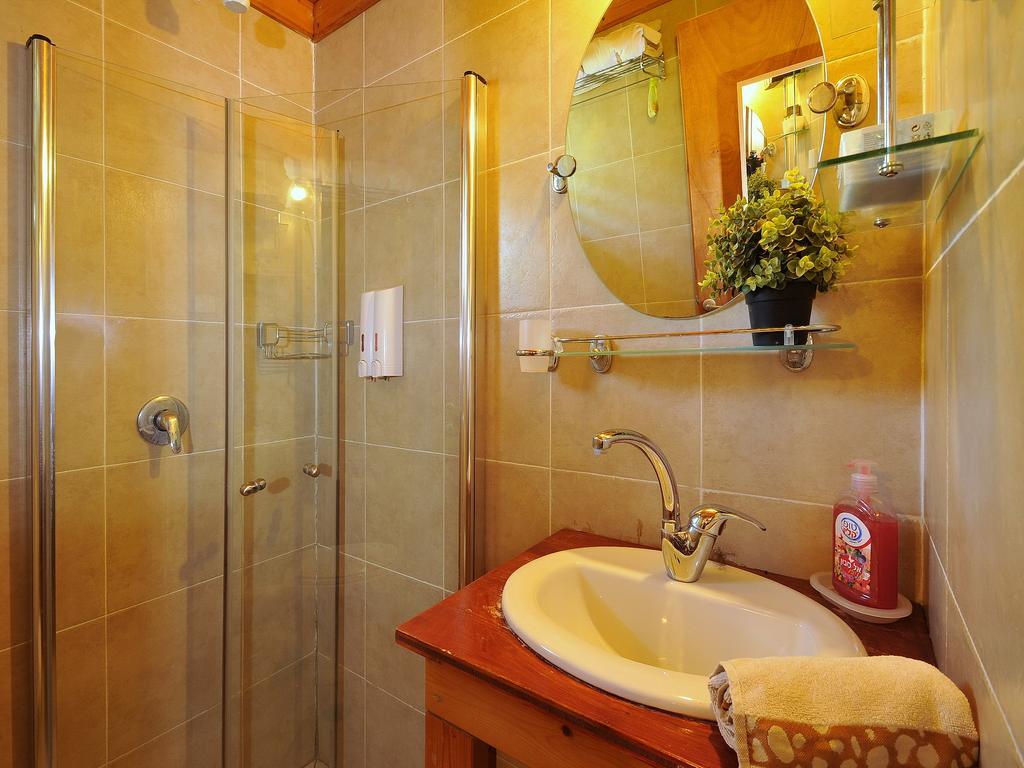 The Galilee Cabin Arbel Room photo