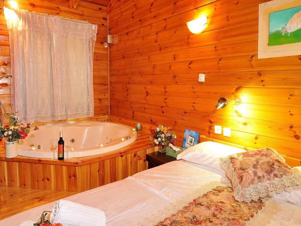 The Galilee Cabin Arbel Room photo